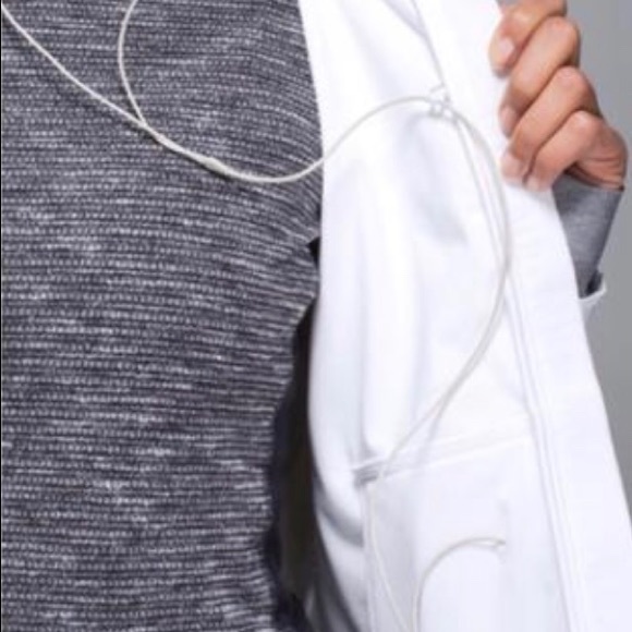 NWT, Lululemon “Feeling Frosty Softshell” - Picture 4 of 8